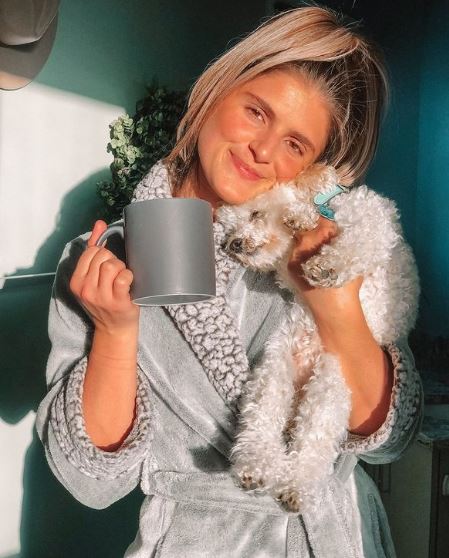 Bella Denapoli has a pet dog Lily