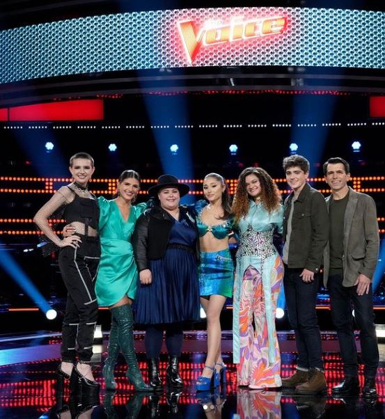 Bella Denapoli with her fellow contestants and Ariana Grande