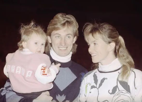 Childhood photo of Paulina Gretzky with her parents Wayne Gretzky and Janet Jones