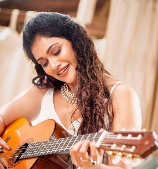 Chulakshi Ranathunga likes to play Guitar