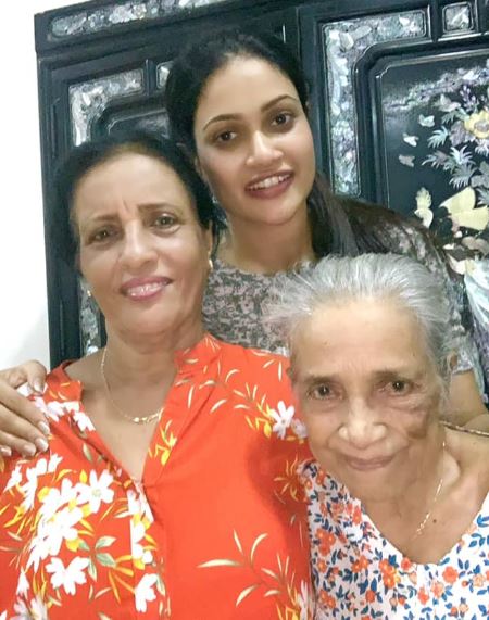 Chulakshi Ranathunga with her mother and grandmother