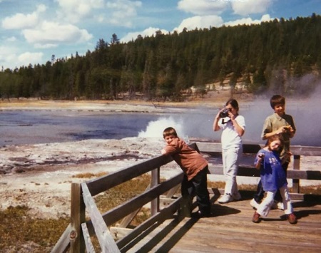Diana Silvers childhood picture with her sister and brother