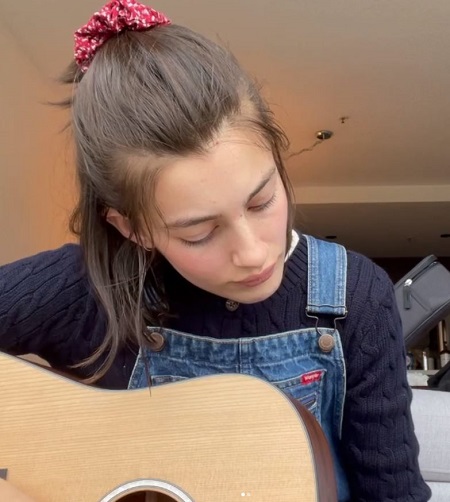 Diana Silvers playing guitar fact