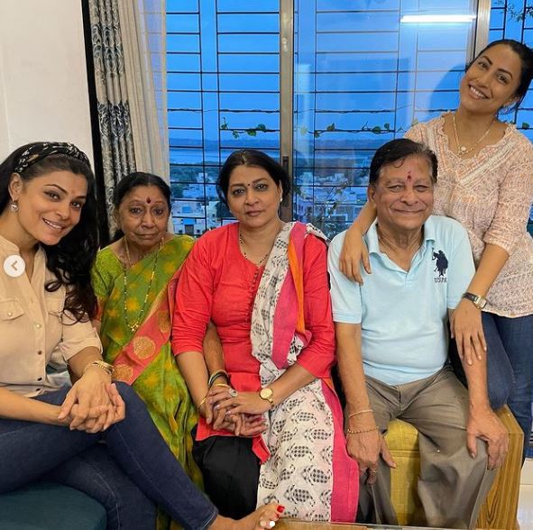 Harshada Redkar with her father mother and sisters