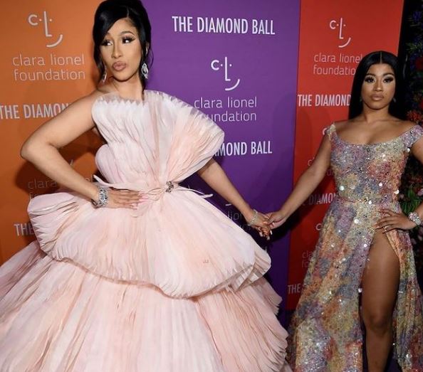 Hennessy Carolina with her sister