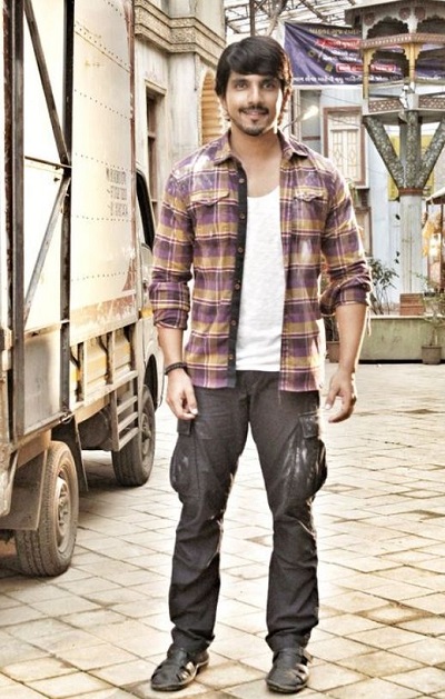Kanwar Dhillon height is 5 feet 8 inches