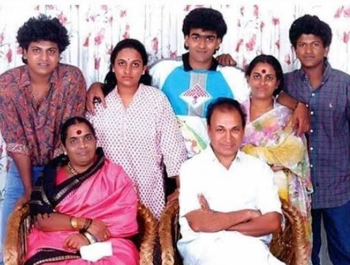 Lakshmi Govindaraj with her father mother sister and brothers