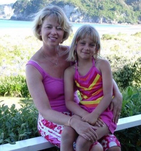 Lucy Currey old image with her mother