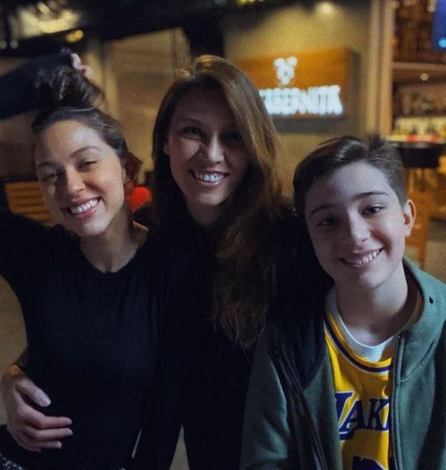 Luisa Rubino with her mother Lourdes Ramírez and brother