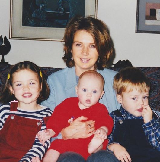 Lydia's childhood photo with her mom and siblings