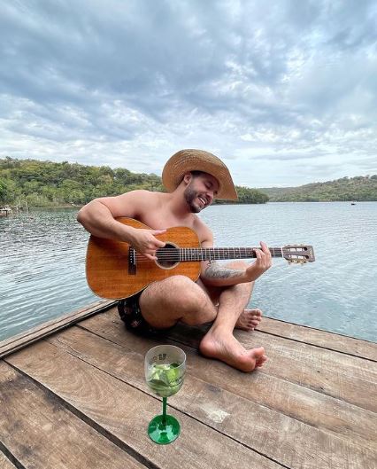 Morilo Huff likes to play guitar