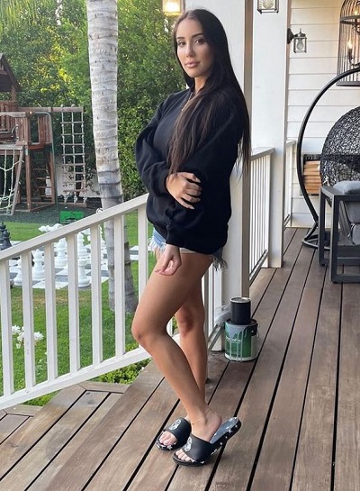 Naomi Ross height is 5 feet 6 inches
