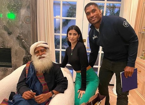 Nicole Williams and her husband Larry English was photographed with Sadhguru