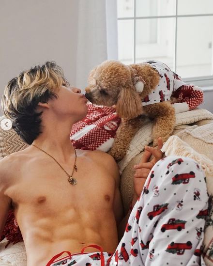 Oliver Moy has a pet dog