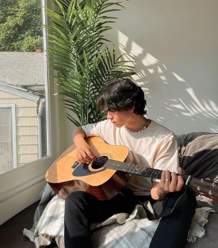 Oliver Moy likes to play Guitar