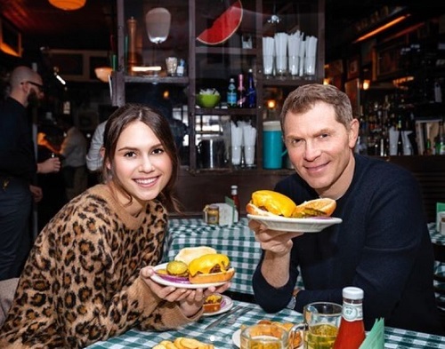Sophie Flay and her dad Bobby Flay hosts a podcast called Always Hungry