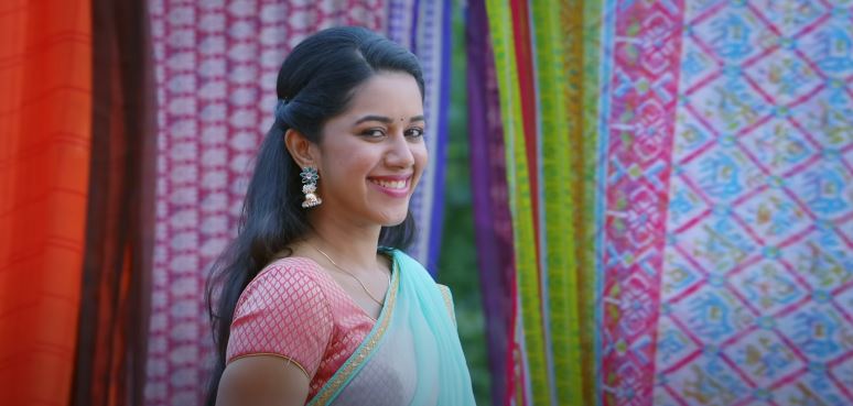 The female main character is acted by Mirnalini Ravi
