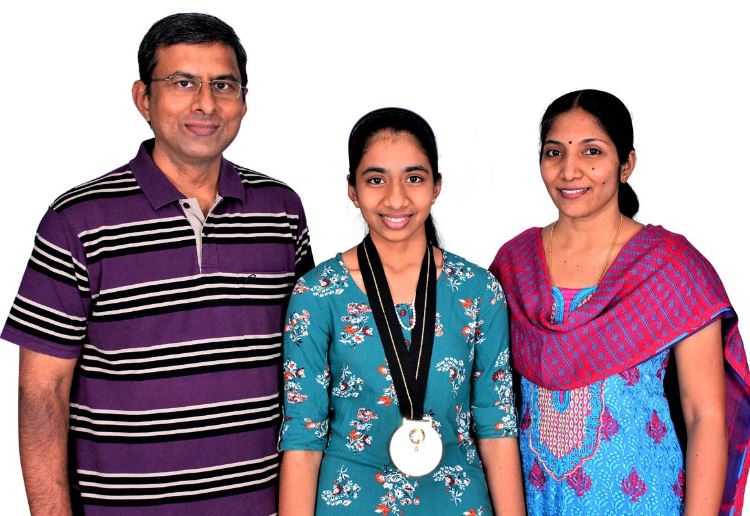 Vinisha Umashankar with her father and mother