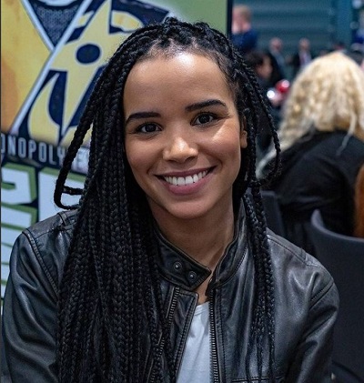 Zoe Robins is a celebrated actress, model, influencer and entertainer from New Zealand