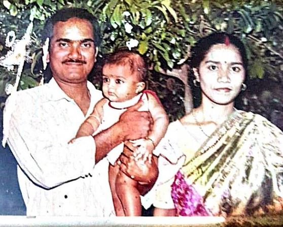 Amika Shail childhood image with her parents