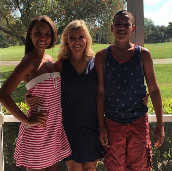 An old photo of Smith with her friends