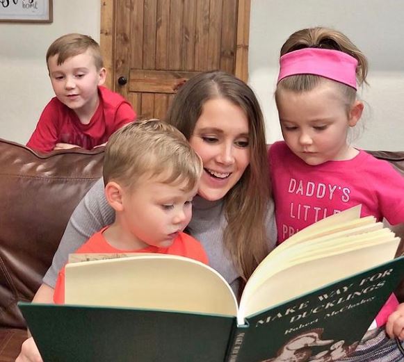 Anna Renee Duggar likes to read books