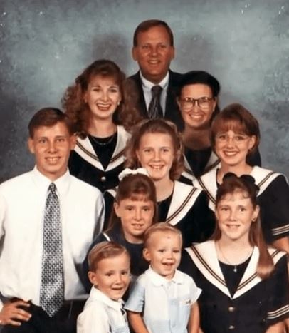 Anna Renee Duggar old image with her parents and siblings