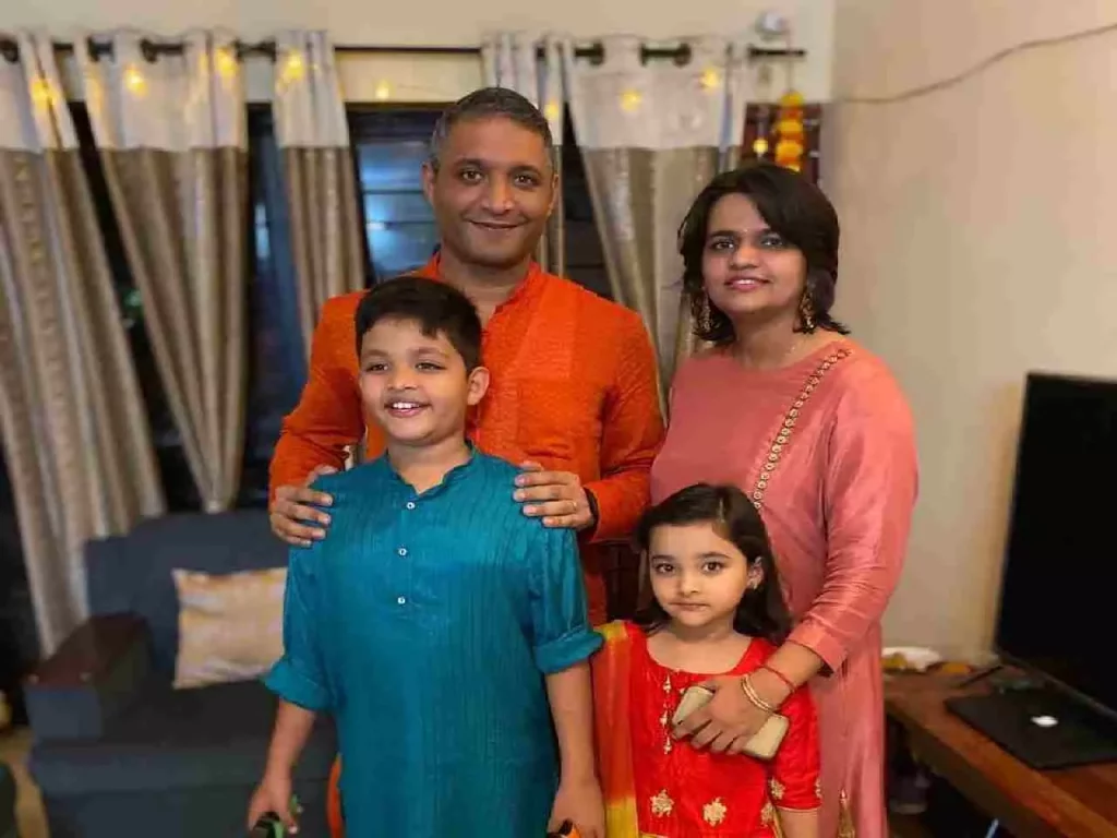 Captain Varun singh with his wife Geetanajli and two kids