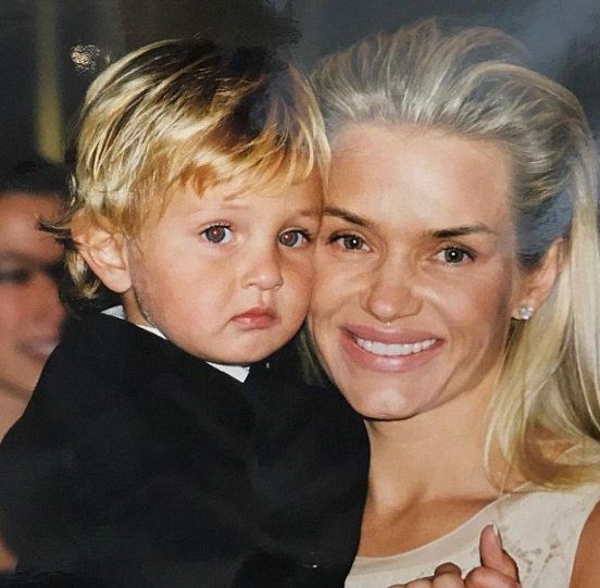 Childhood photo of Anwar with his mother Yolanda Hadid