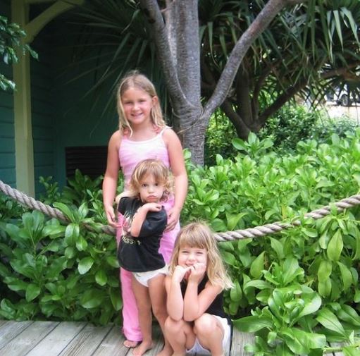 Childhood photo of Gracie McGraw with her sister