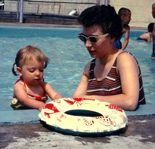 Childhood photo of Holland with her mother