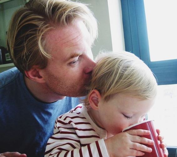 Childhood photo of Mina Sundwall with her dad Fredrik Sundwall,