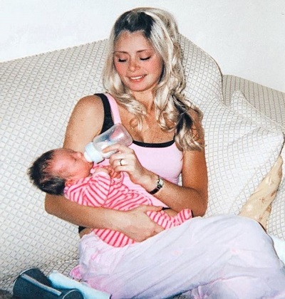Chloe Sims old picture with her kid Madison Sims
