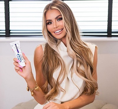 Chloe Sims promoting product