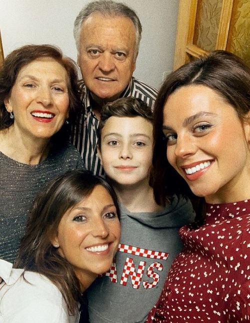 Clara Alvarado clicked a selfie with her mom Rosa Bermudo, dad, sister Paula Alvarado, and brother