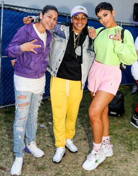 De La Rosa with her friends
