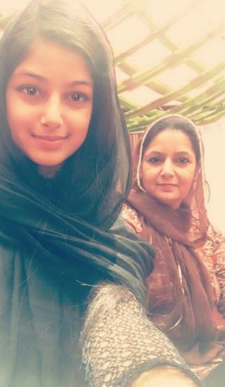Harnaaz and her mother Ruby Sandhu