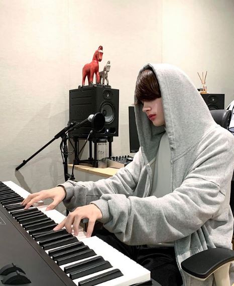Huening Kai likes to play Piano