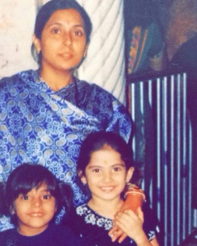 Jaya Kishori Ji with her mother Sonia Sharma and sister Chetna Sharma