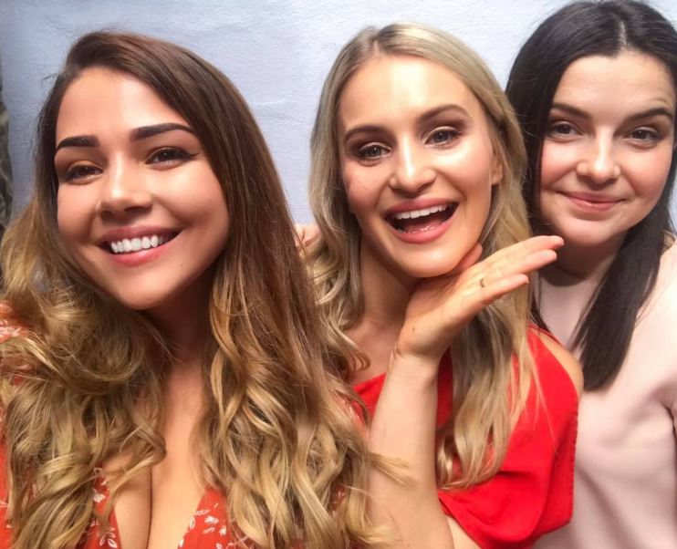 Jem Wolfie with her friends