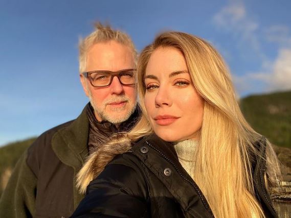 Jennifer Holland is dating James Gunn