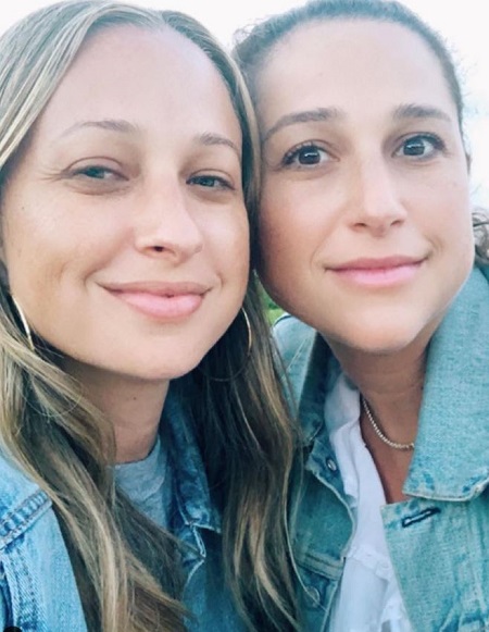 Jennifer Meyer with her sister