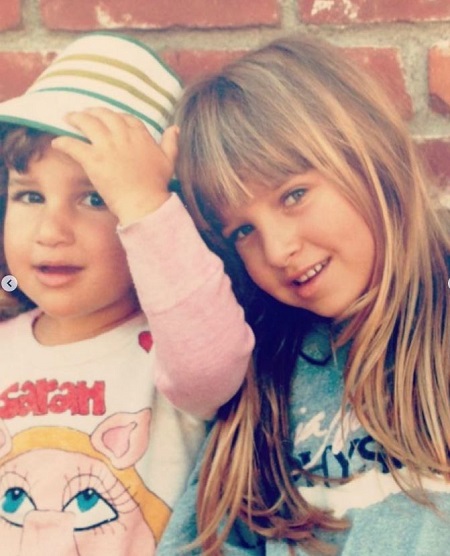 Jennifer childhood picture with her sister Sarah Meyer