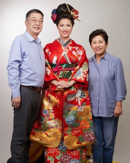 Juri Watanabe with her parents