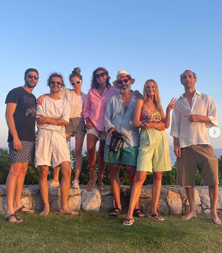 Karolina Pisarek with her friends