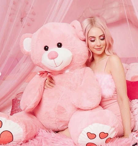Leah Ashe Net Worth, Income Source & Salary