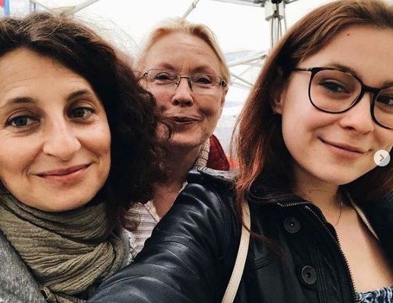 Mina with her mom Nadia Leonelli and grandmother