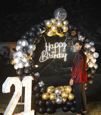 Mohak Narang is 21 years old as of 2021
