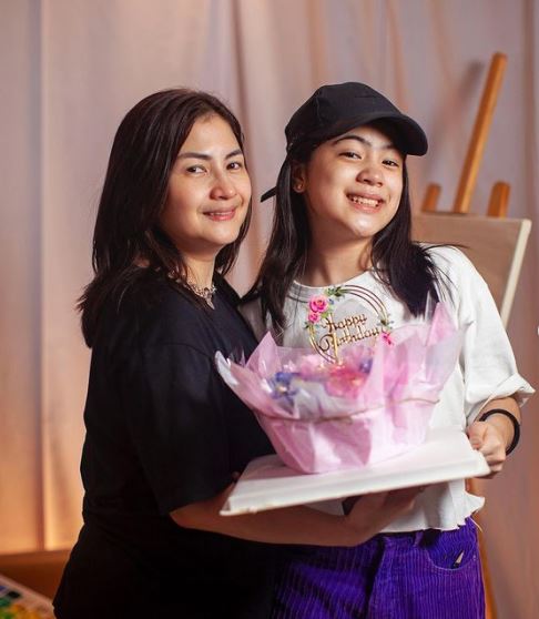 Niana with her mother Elcid Guerrero
