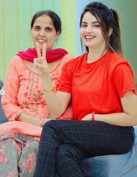 Piyanka Mongia Family (Nationality & Caste)
